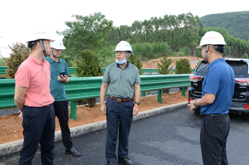 覃炳賢（右二）檢查蒙象來高速沿線交安、綠化工程_副本.jpg